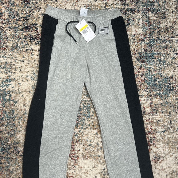 Brand NEW! Women’s Nike sweats. - Picture 3 of 5